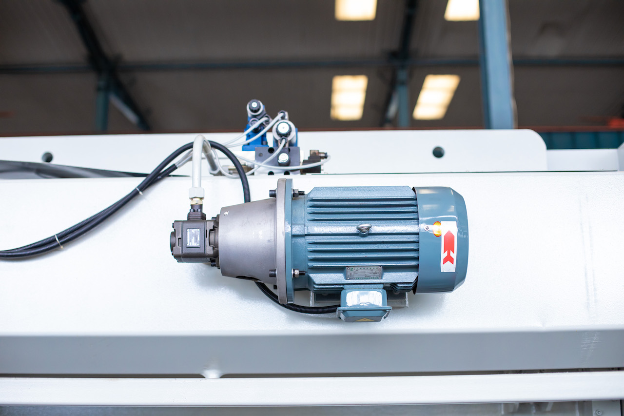 100 t hidraulinis CNC stabdžių presas