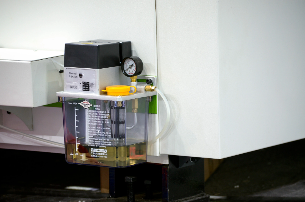 1500*3000mm 500w Racuys Or Ipg Fiber Laser Cutting Machine 1500 * 3000 mm 500 W Racuys arba Ipg pluošto lazerinio pjovimo staklės