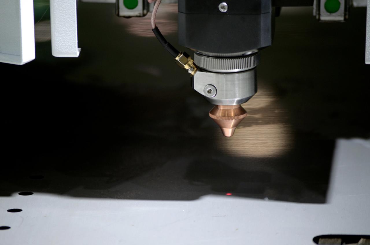 1500*3000mm 500w Racuys Or Ipg Fiber Laser Cutting Machine 1500 * 3000 mm 500 W Racuys arba Ipg pluošto lazerinio pjovimo staklės