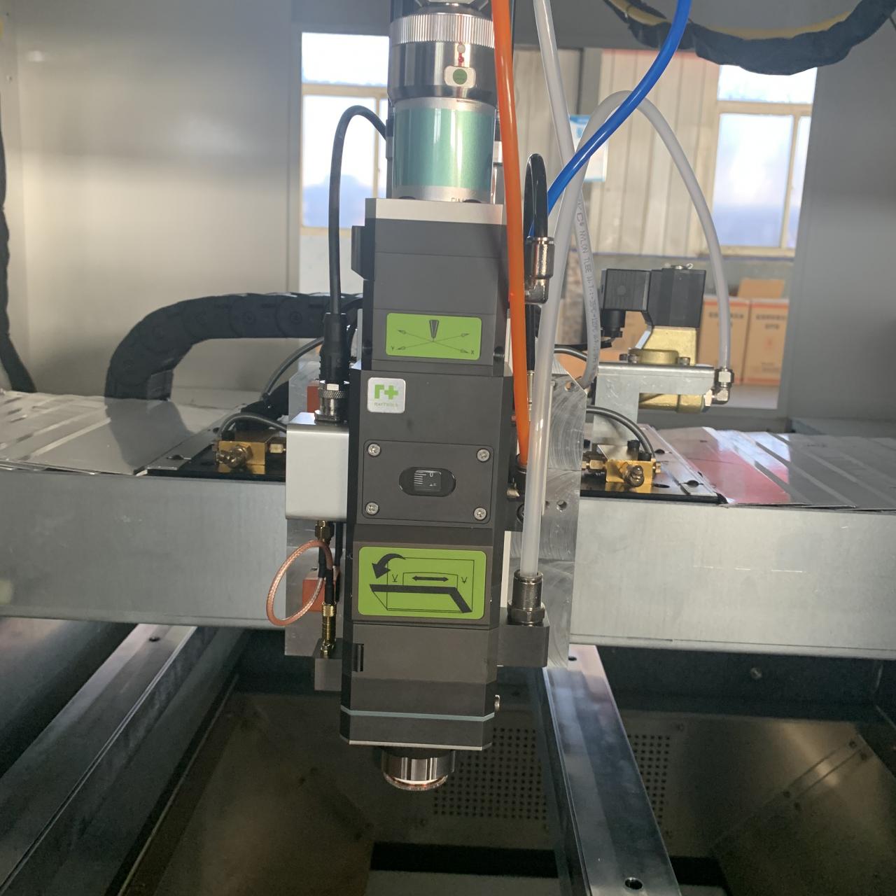 1kw 2kw Good Price Fiber Laser Cutting Machine For Sheet Metal 1kw 2kw Geros kainos pluošto lazerinio pjovimo mašina lakštiniam metalui