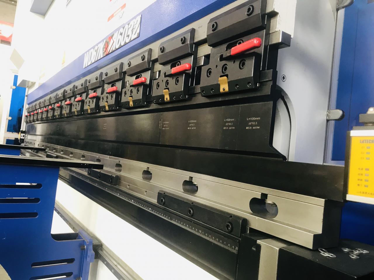 200 t 300 t standartinis pramoninis preso stabdžių CNC hidraulinis presavimo stabdžių aparatas