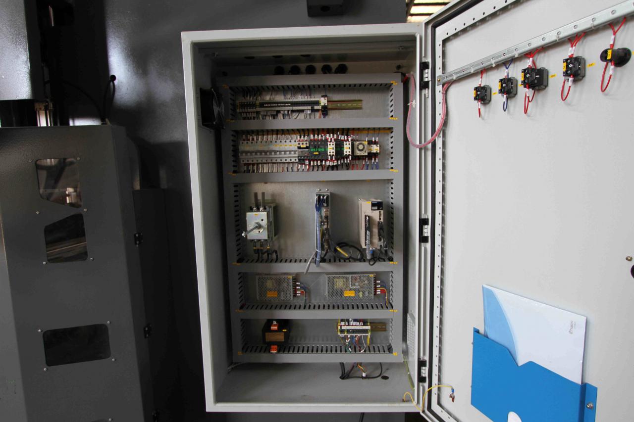 200 t 300 t standartinis pramoninis preso stabdžių CNC hidraulinis presavimo stabdžių aparatas