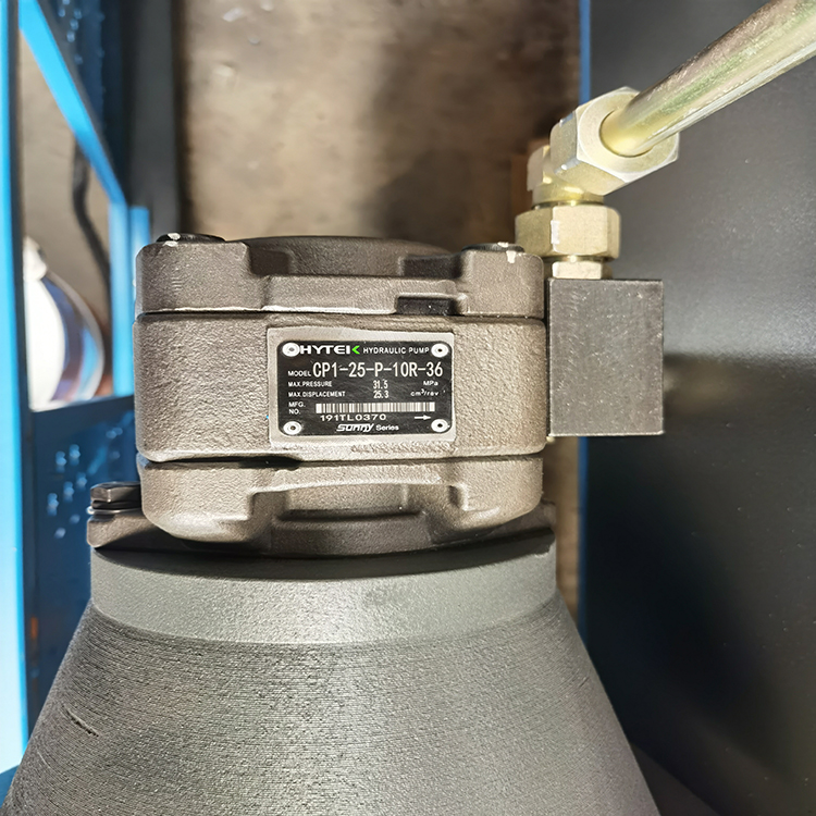 300t/4000 Hydraulic Press Brake Machine 300t/4000 hidraulinis presavimo stabdžių aparatas