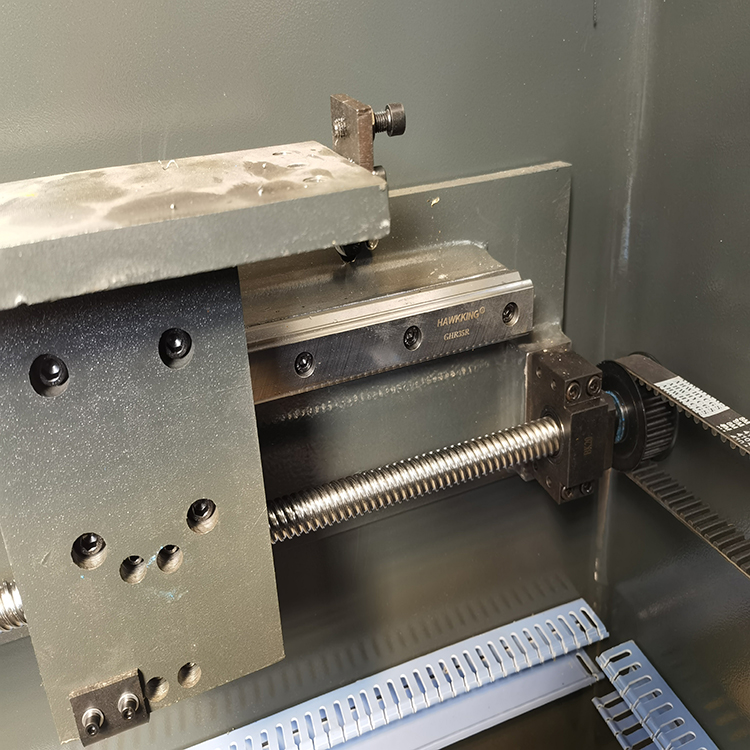 300t/4000 Hydraulic Press Brake Machine 300t/4000 hidraulinis presavimo stabdžių aparatas