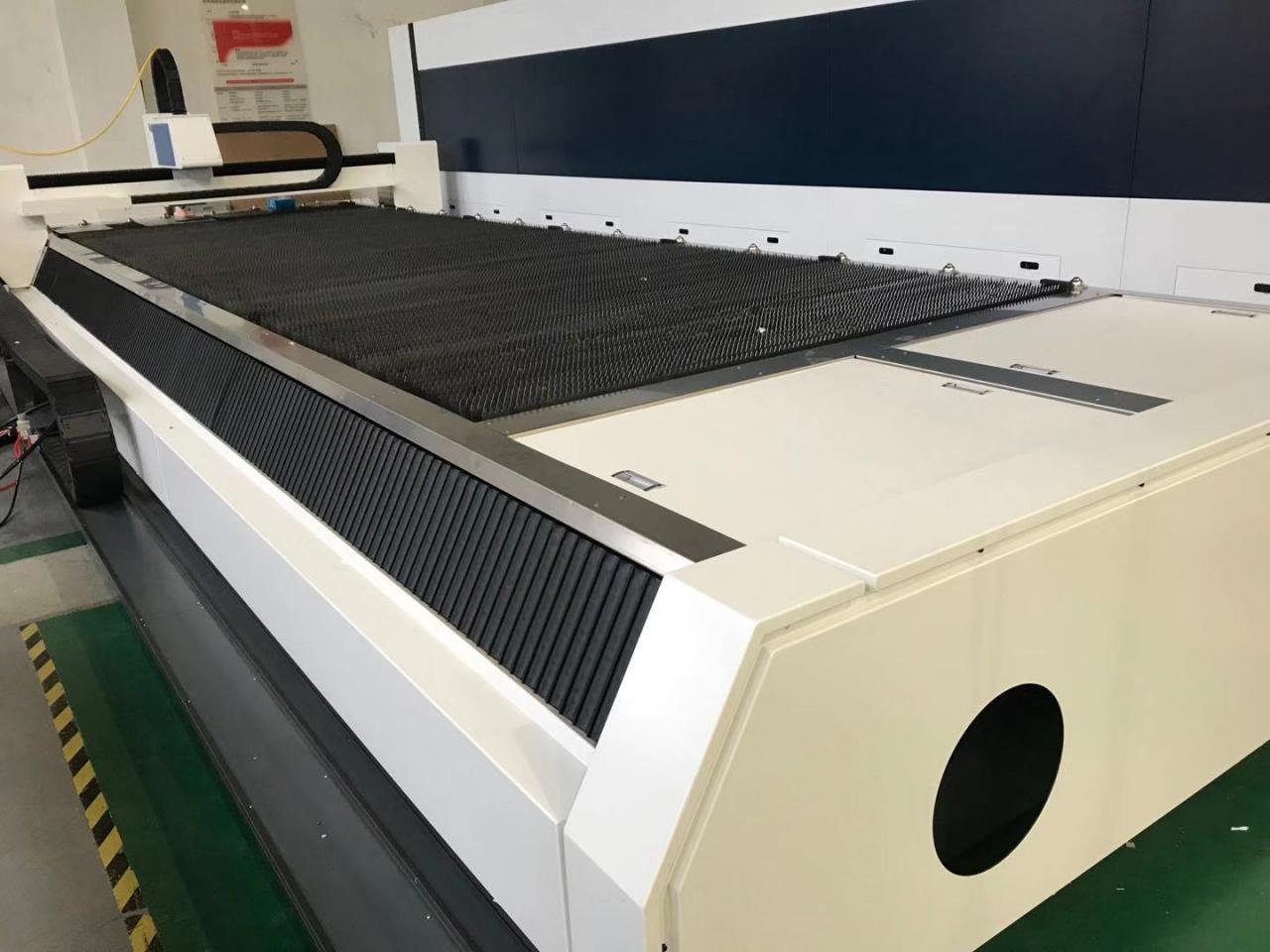 3015 4015 1kw To 6kw Cnc Fiber Laser Cutting Machine Raycus Laser Power 3015 4015 1kw iki 6kw Cnc pluošto lazerinio pjovimo staklės Raycus Laser Power