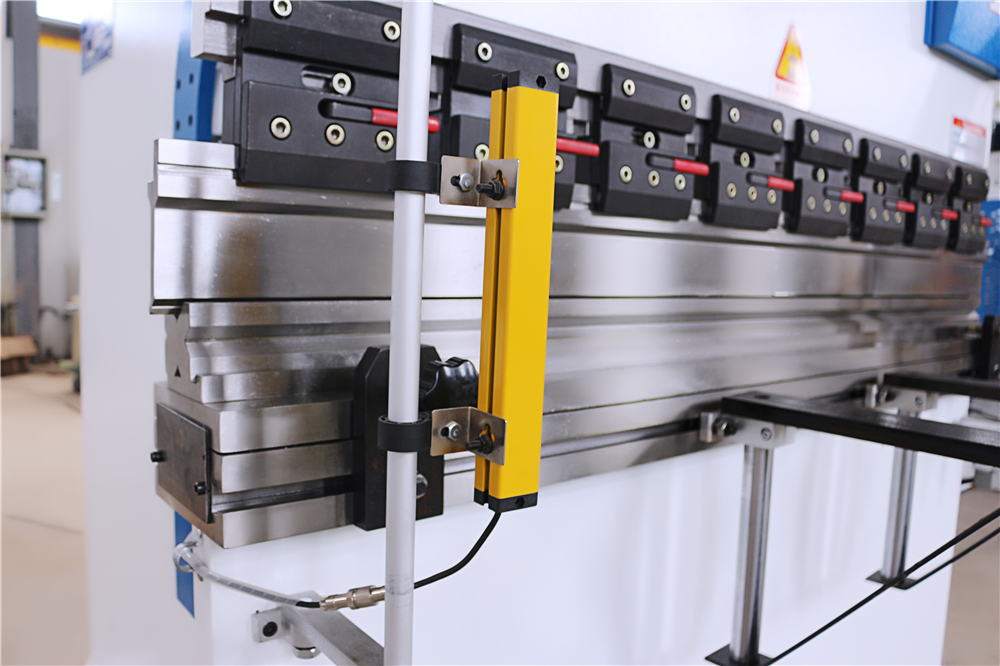 3+1 Axis Cnc Hydraulic Press Brake With Esa System 3+1 ašies Cnc hidraulinis presavimo stabdys su ESA sistema