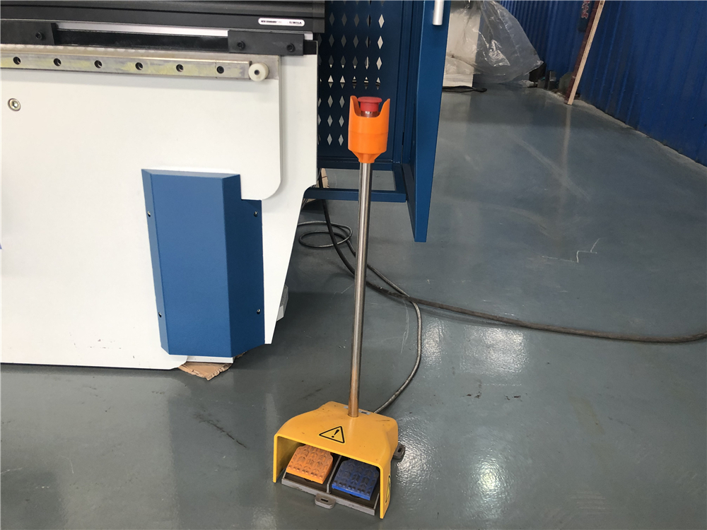 3+1 Axis Cnc Hydraulic Press Brake With Esa System 3+1 ašies Cnc hidraulinis presavimo stabdys su ESA sistema