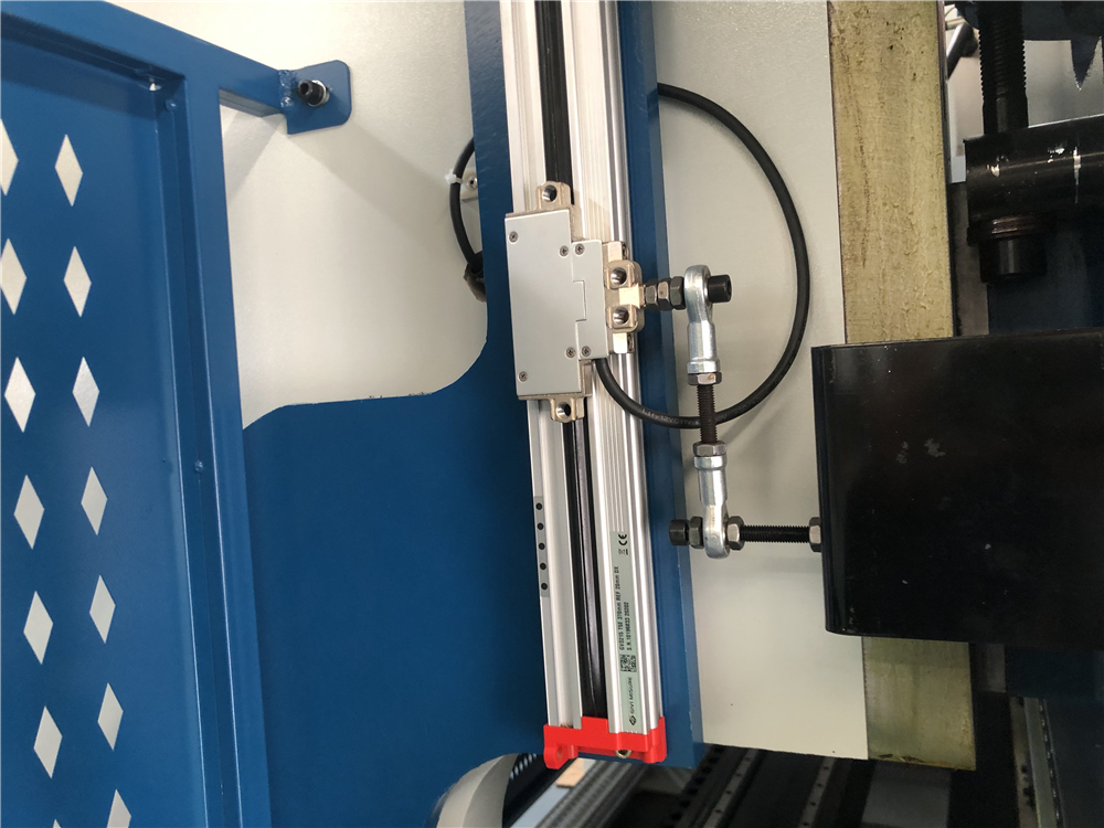 3+1 Axis Cnc Hydraulic Press Brake With Esa System 3+1 ašies Cnc hidraulinis presavimo stabdys su ESA sistema