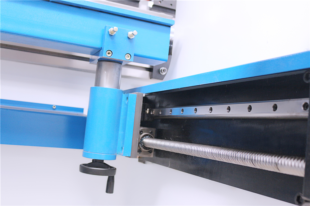 3+1 Axis Cnc Hydraulic Press Brake With Esa System 3+1 ašies Cnc hidraulinis presavimo stabdys su ESA sistema