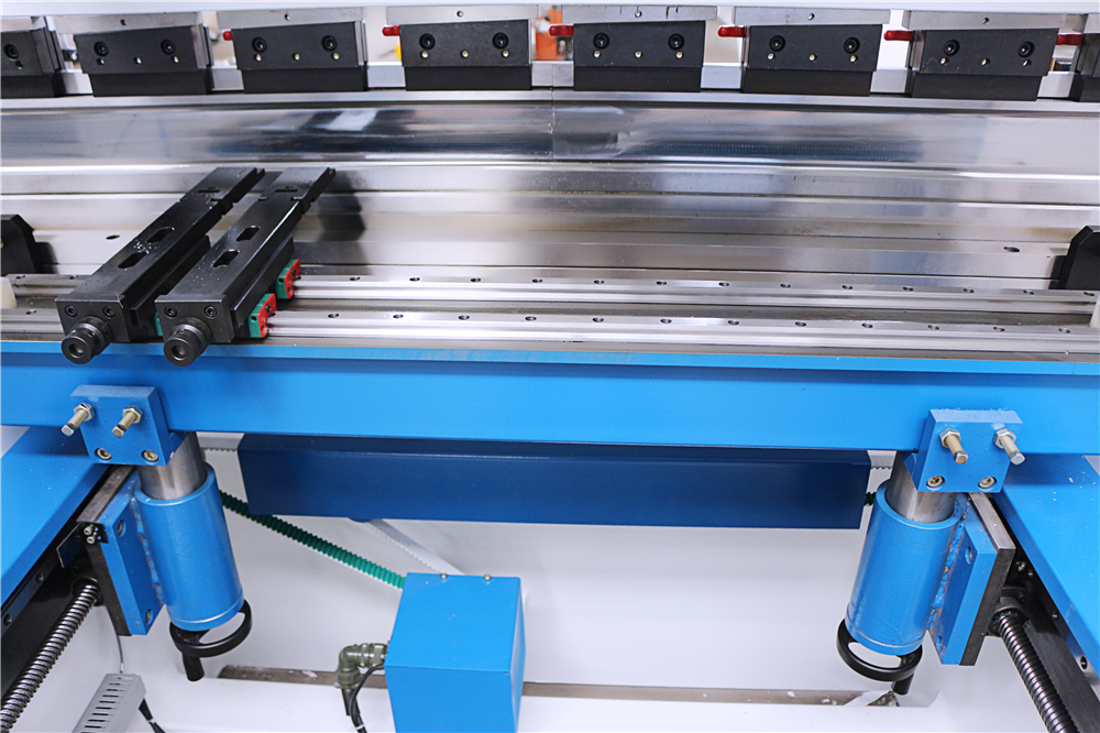 3+1 Axis Cnc Hydraulic Press Brake With Esa System 3+1 ašies Cnc hidraulinis presavimo stabdys su ESA sistema