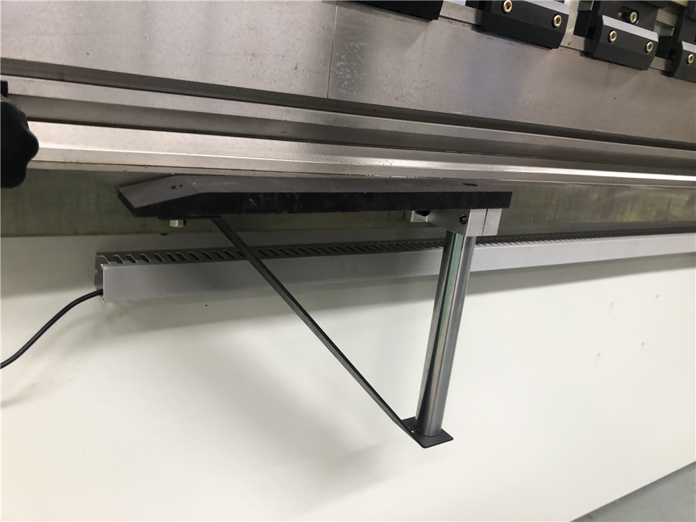 3+1 Axis Cnc Hydraulic Press Brake With Esa System 3+1 ašies Cnc hidraulinis presavimo stabdys su ESA sistema