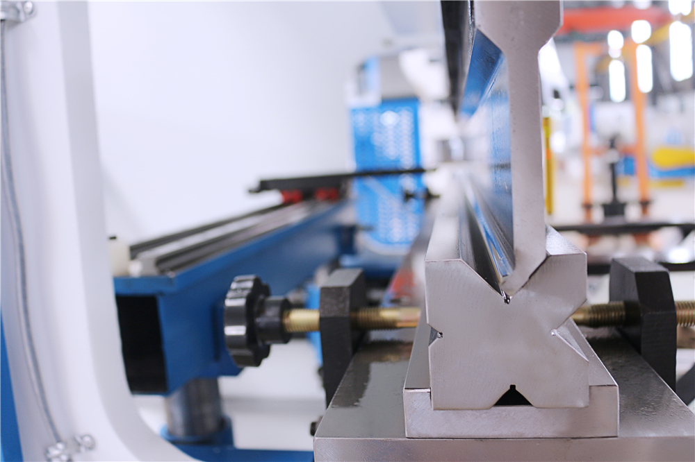 3+1 Axis Cnc Hydraulic Press Brake With Esa System 3+1 ašies Cnc hidraulinis presavimo stabdys su ESA sistema