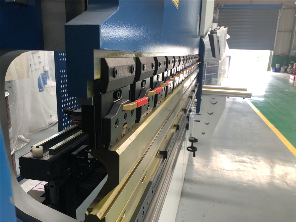 3+1 Axis Cnc Hydraulic Press Brake With Esa System 3+1 ašies Cnc hidraulinis presavimo stabdys su ESA sistema