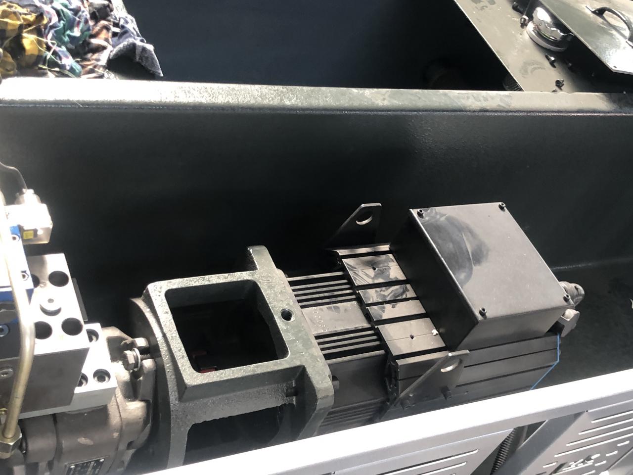 3+1 Axis Cnc Hydraulic Press Brake With Esa System 3+1 ašies Cnc hidraulinis presavimo stabdys su ESA sistema