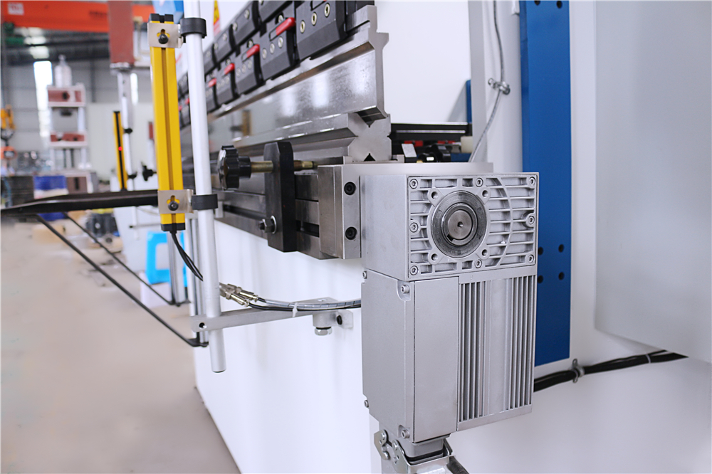 3+1 Axis Cnc Hydraulic Press Brake With Esa System 3+1 ašies Cnc hidraulinis presavimo stabdys su ESA sistema