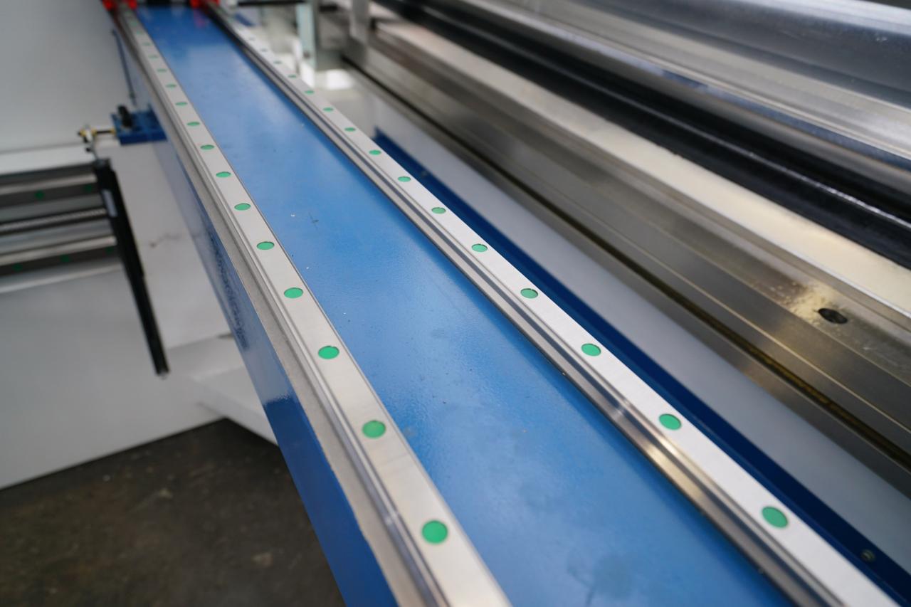 4 Axis Cnc Tandem Press Brake With Delem Da58t 2d Graphical Controller 4 ašių Cnc tandeminis stabdys su Delem Da58t 2d grafiniu valdikliu