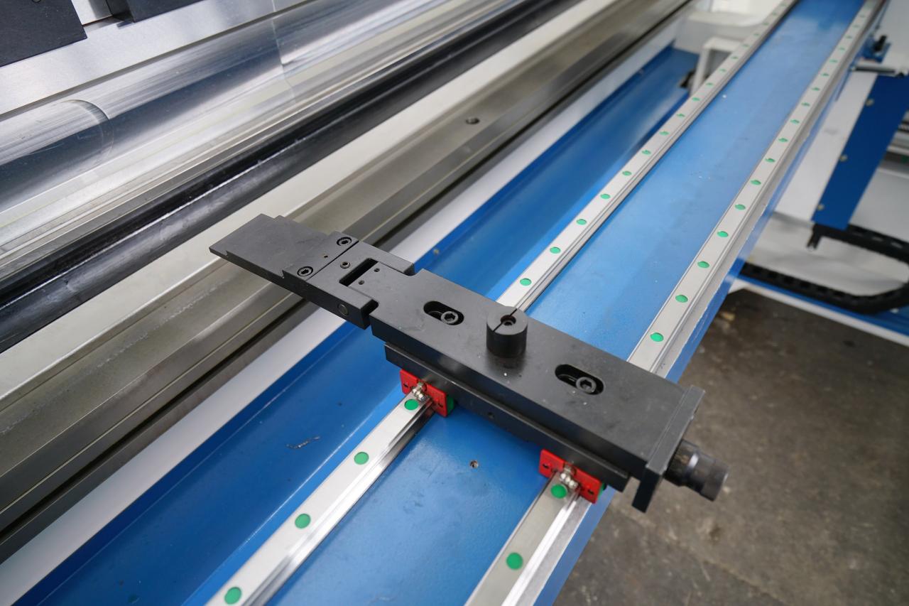 4 Axis Cnc Tandem Press Brake With Delem Da58t 2d Graphical Controller 4 ašių Cnc tandeminis stabdys su Delem Da58t 2d grafiniu valdikliu