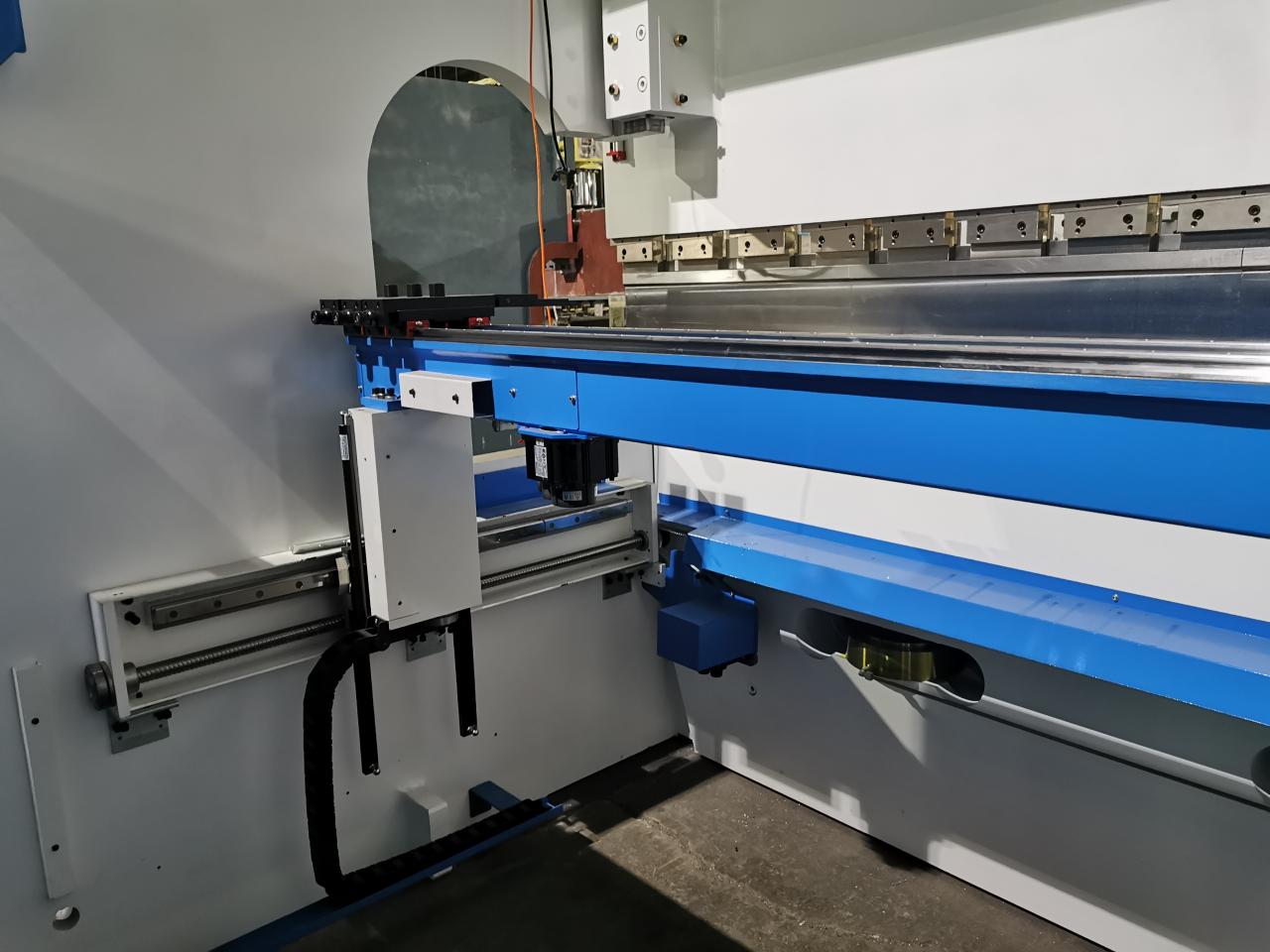4 Axis Cnc Tandem Press Brake With Delem Da58t 2d Graphical Controller 4 ašių Cnc tandeminis stabdys su Delem Da58t 2d grafiniu valdikliu