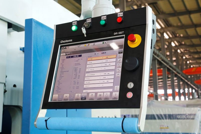 4 Axis Cnc Tandem Press Brake With Delem Da58t 2d Graphical Controller 4 ašių Cnc tandeminis stabdys su Delem Da58t 2d grafiniu valdikliu