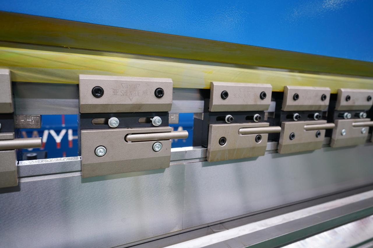 4 Axis Cnc Tandem Press Brake With Delem Da58t 2d Graphical Controller 4 ašių Cnc tandeminis stabdys su Delem Da58t 2d grafiniu valdikliu