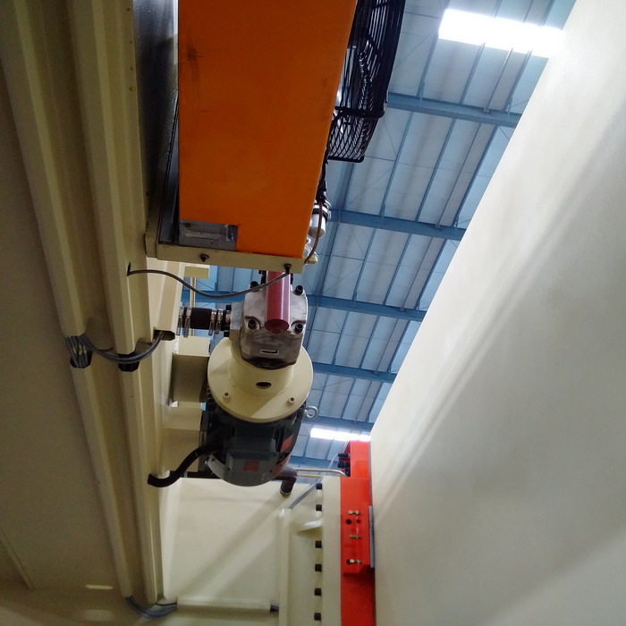 4 Axis Cnc Tandem Press Brake With Delem Da58t 2d Graphical Controller 4 ašių Cnc tandeminis stabdys su Delem Da58t 2d grafiniu valdikliu