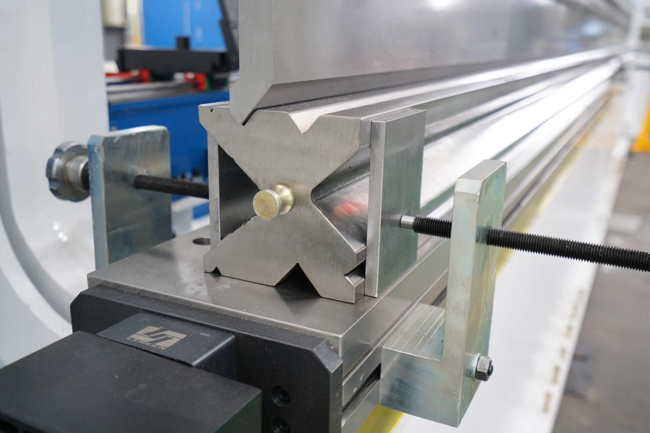 4 Axis Cnc Tandem Press Brake With Delem Da58t 2d Graphical Controller 4 ašių Cnc tandeminis stabdys su Delem Da58t 2d grafiniu valdikliu