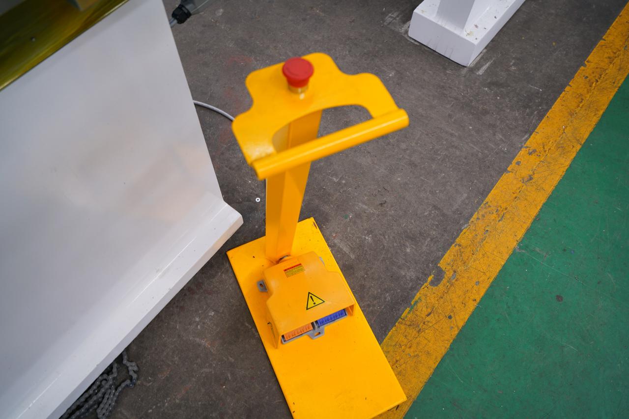 4 Axis Cnc Tandem Press Brake With Delem Da58t 2d Graphical Controller 4 ašių Cnc tandeminis stabdys su Delem Da58t 2d grafiniu valdikliu