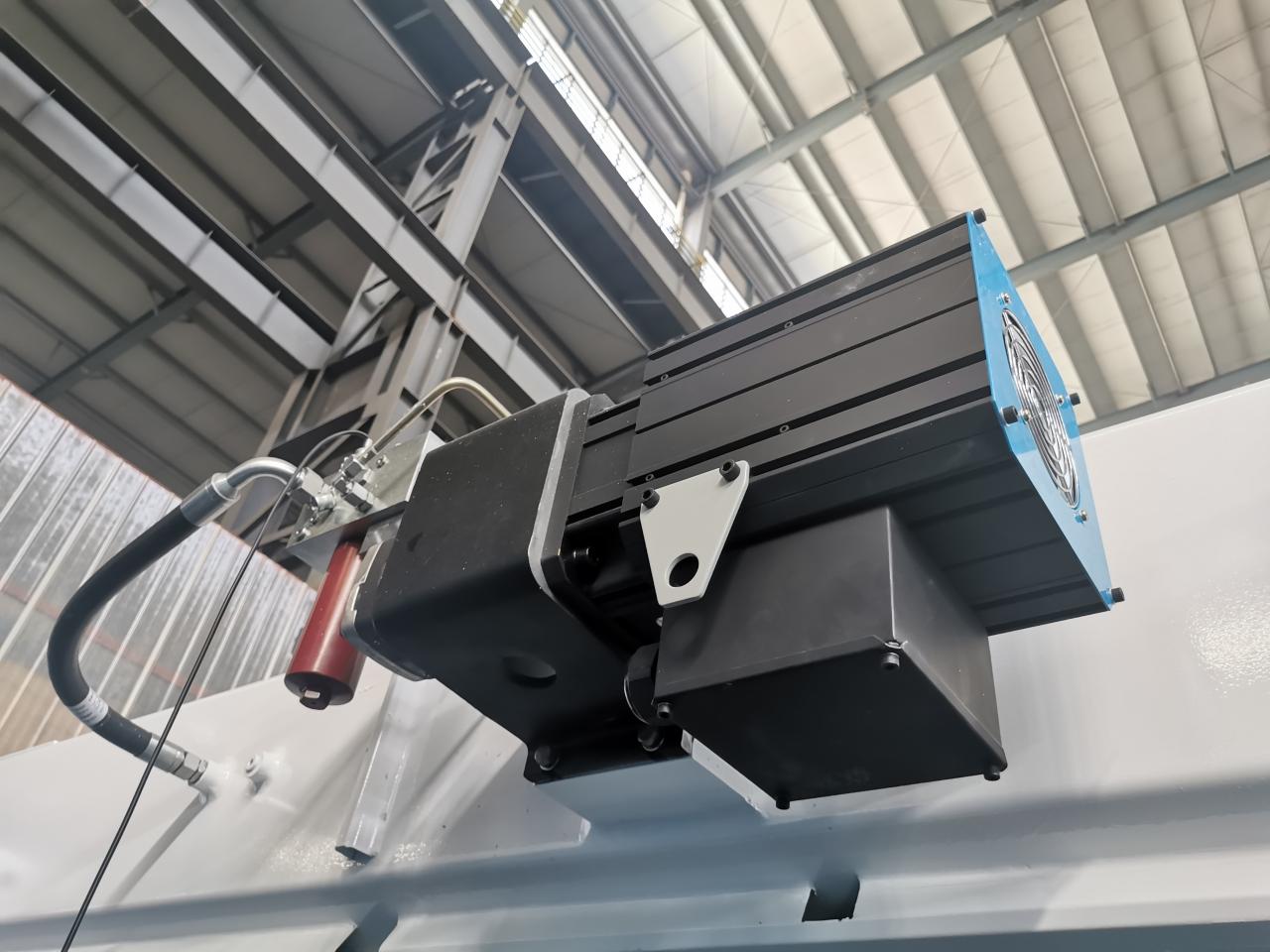 4 Axis Cnc Tandem Press Brake With Delem Da58t 2d Graphical Controller 4 ašių Cnc tandeminis stabdys su Delem Da58t 2d grafiniu valdikliu