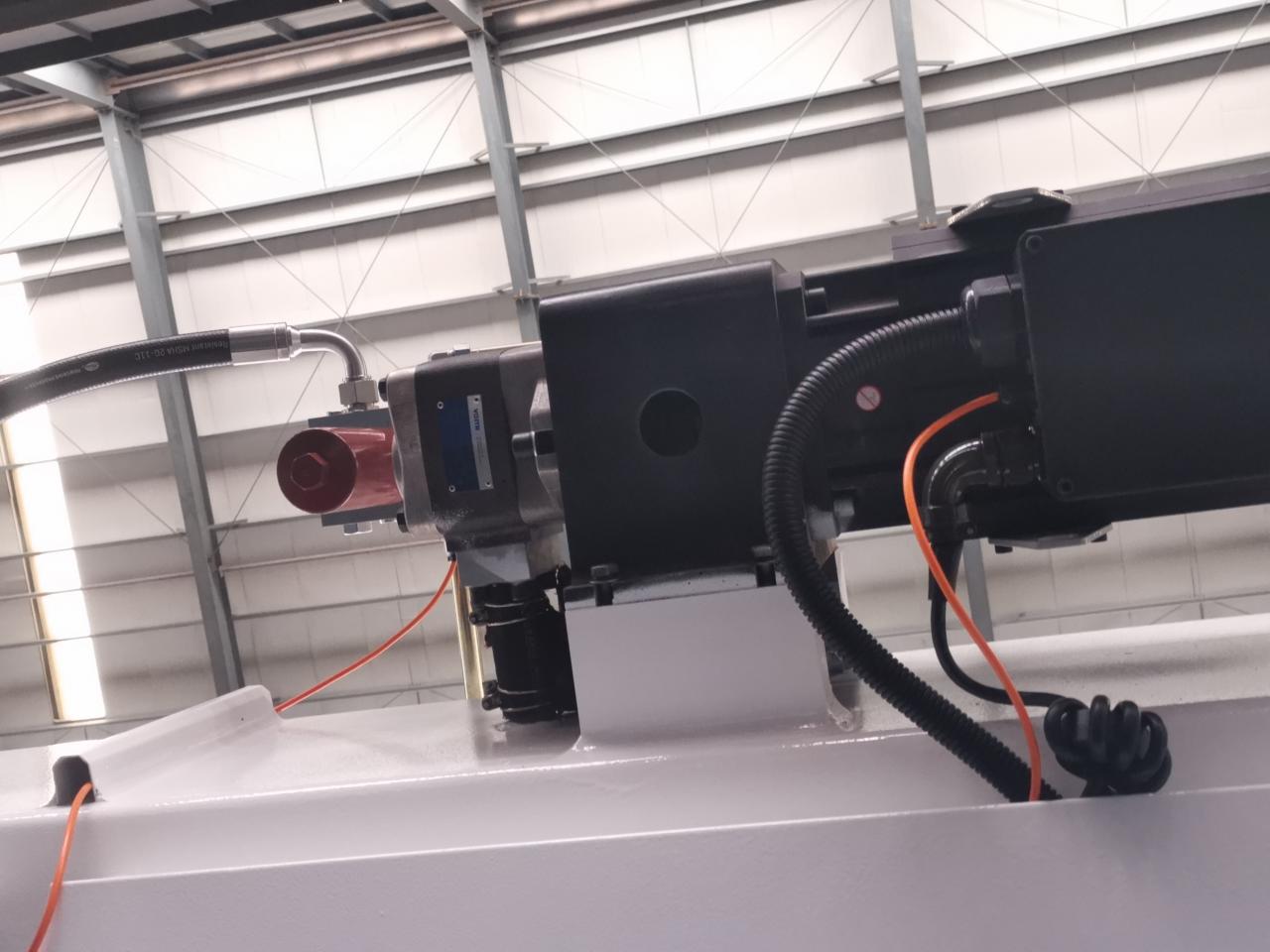 4 Axis Cnc Tandem Press Brake With Delem Da58t 2d Graphical Controller 4 ašių Cnc tandeminis stabdys su Delem Da58t 2d grafiniu valdikliu