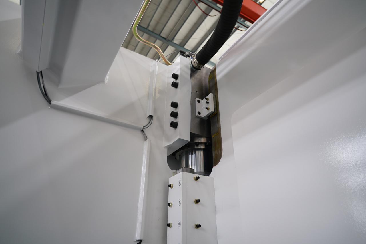 4 Axis Cnc Tandem Press Brake With Delem Da58t 2d Graphical Controller 4 ašių Cnc tandeminis stabdys su Delem Da58t 2d grafiniu valdikliu