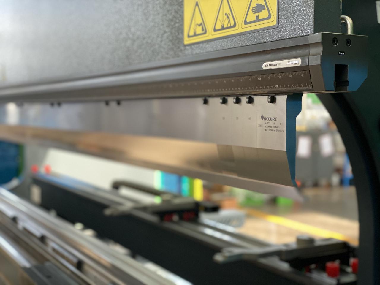 China 220t Cnc Bending Machine 6+1 Axis Hydraulic Press Brake Price Kinijos 220t CNC lenkimo staklės 6+1 ašių hidraulinio preso stabdžių kaina