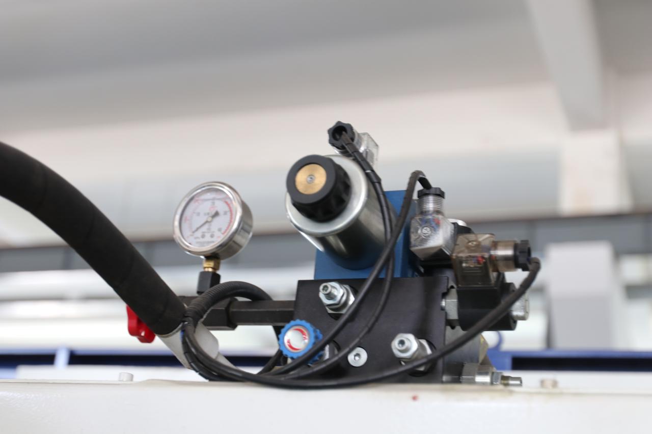 Cnc Hydraulic Press Brake Machine Bending Servo Electric Press Brake 40T CNC hidraulinio preso stabdžių mašinos lenkimo servo elektrinis presavimo stabdys 40T