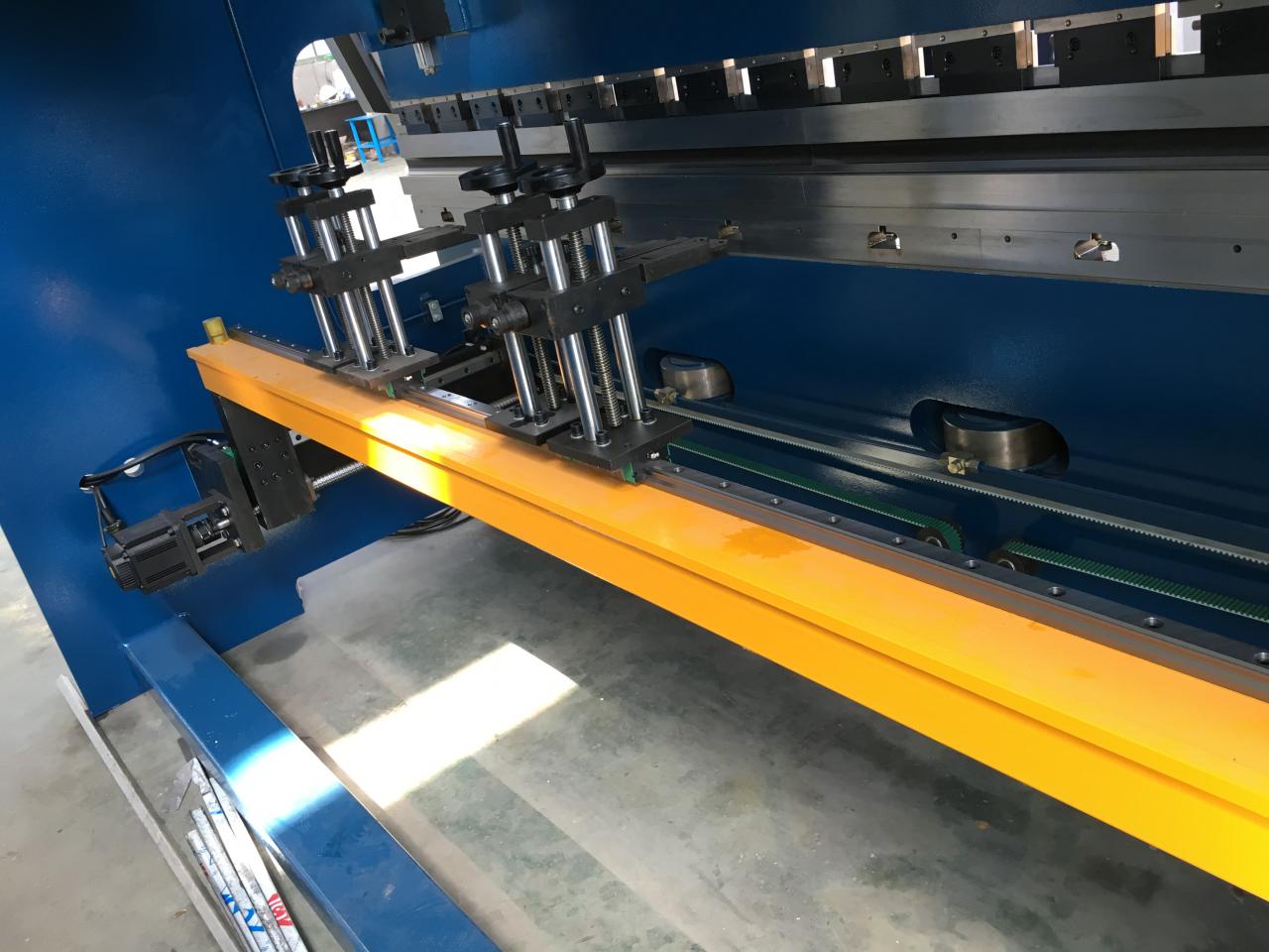 Cnc Servo Press Brake 250t/3.2m 3+1 Axis 3 Meter Sheet Metal Press Brake Cnc Servo Press Brake 250t/3.2m 3+1 Axis 3 Meter lakštinio metalo preso stabdys