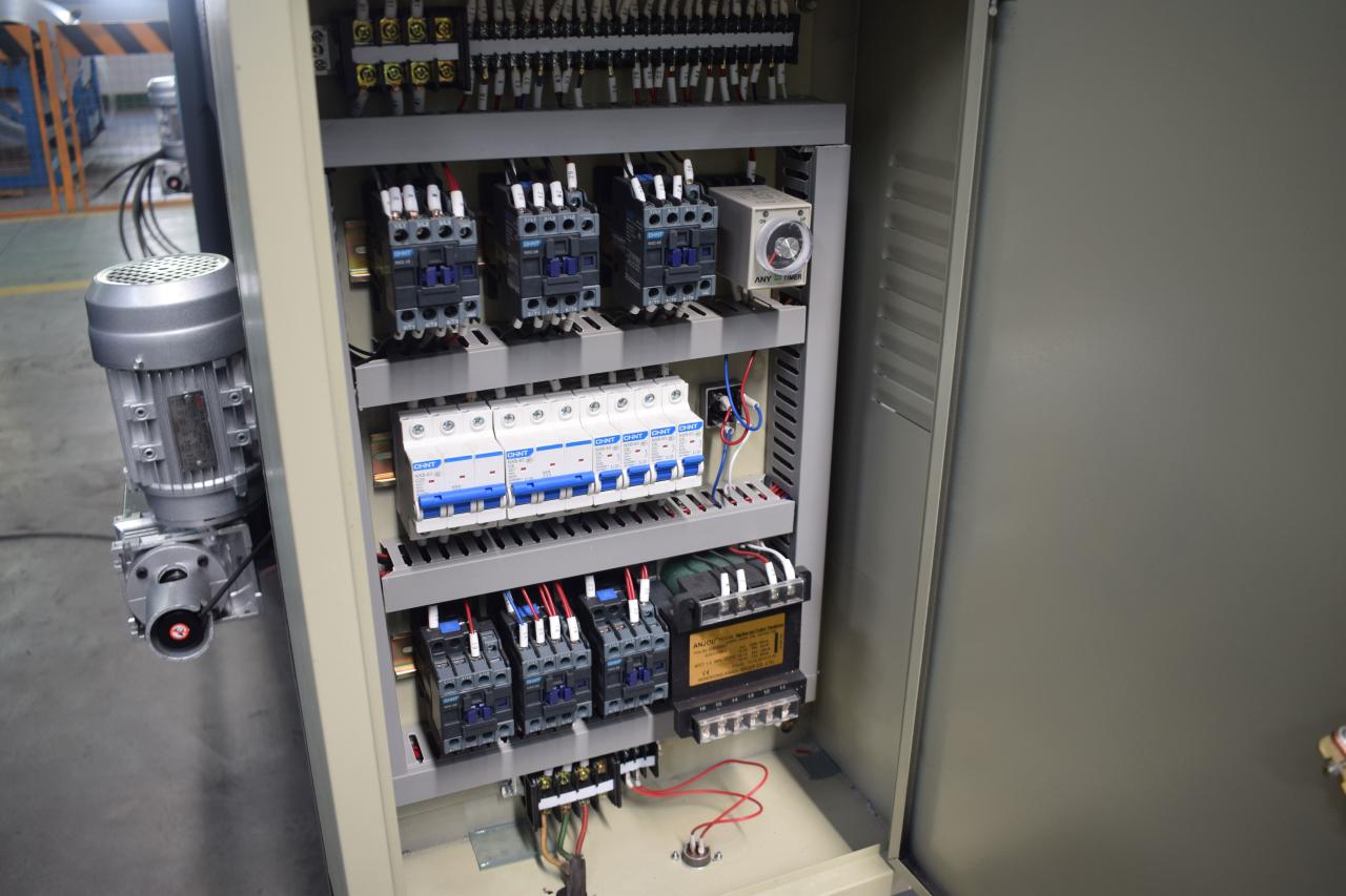 CNC lakštinio metalo kirpimo staklės Plieninės plokštės hidraulinė kirpimo mašina