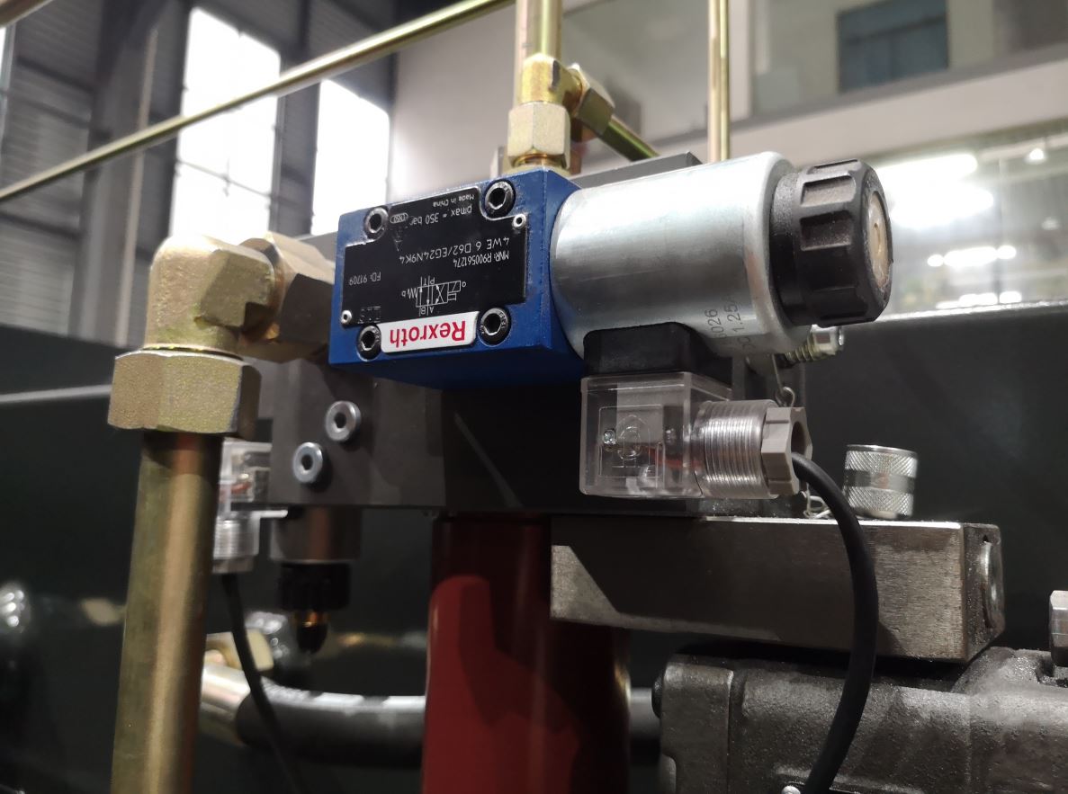 Delem Da66t 125 3+1 4+1 6+1 8+1 Cnc Hydraulic Press Brake For Metal Plate Bending Delem Da66t 125 3+1 4+1 6+1 8+1 Cnc hidraulinis presavimo stabdys, skirtas metalo plokštės lenkimui