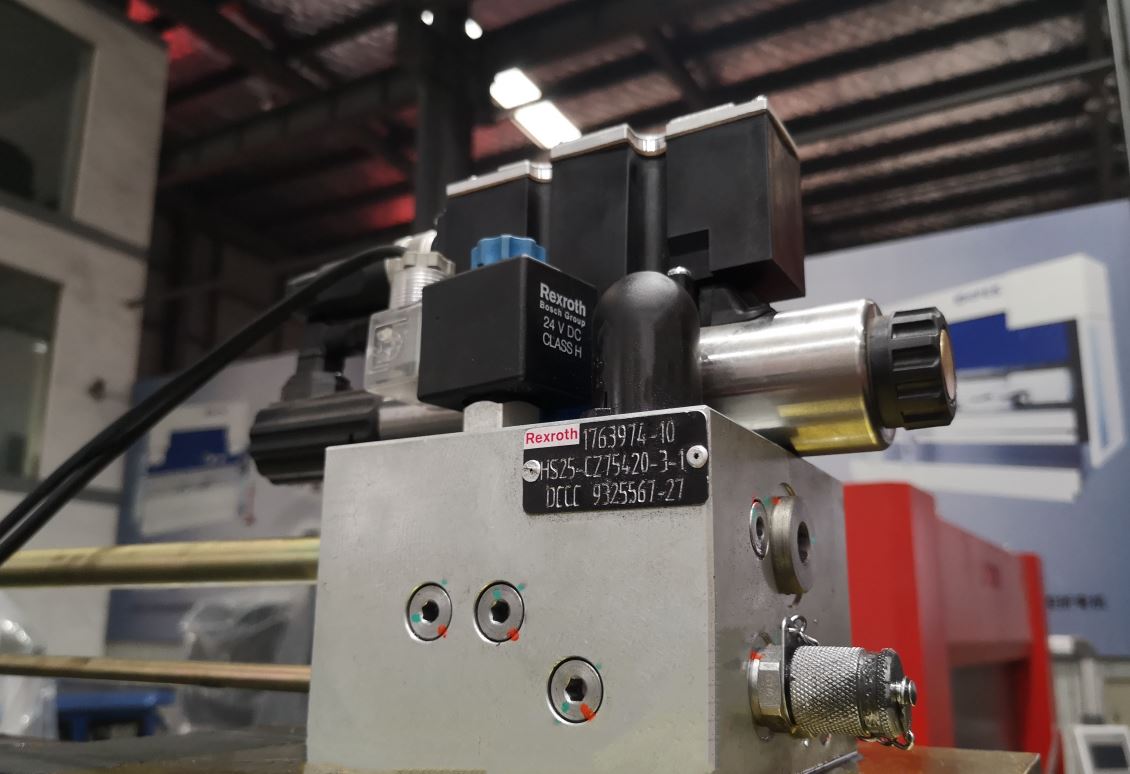 Delem Da66t 125 3+1 4+1 6+1 8+1 Cnc Hydraulic Press Brake For Metal Plate Bending Delem Da66t 125 3+1 4+1 6+1 8+1 Cnc hidraulinis presavimo stabdys, skirtas metalo plokštės lenkimui