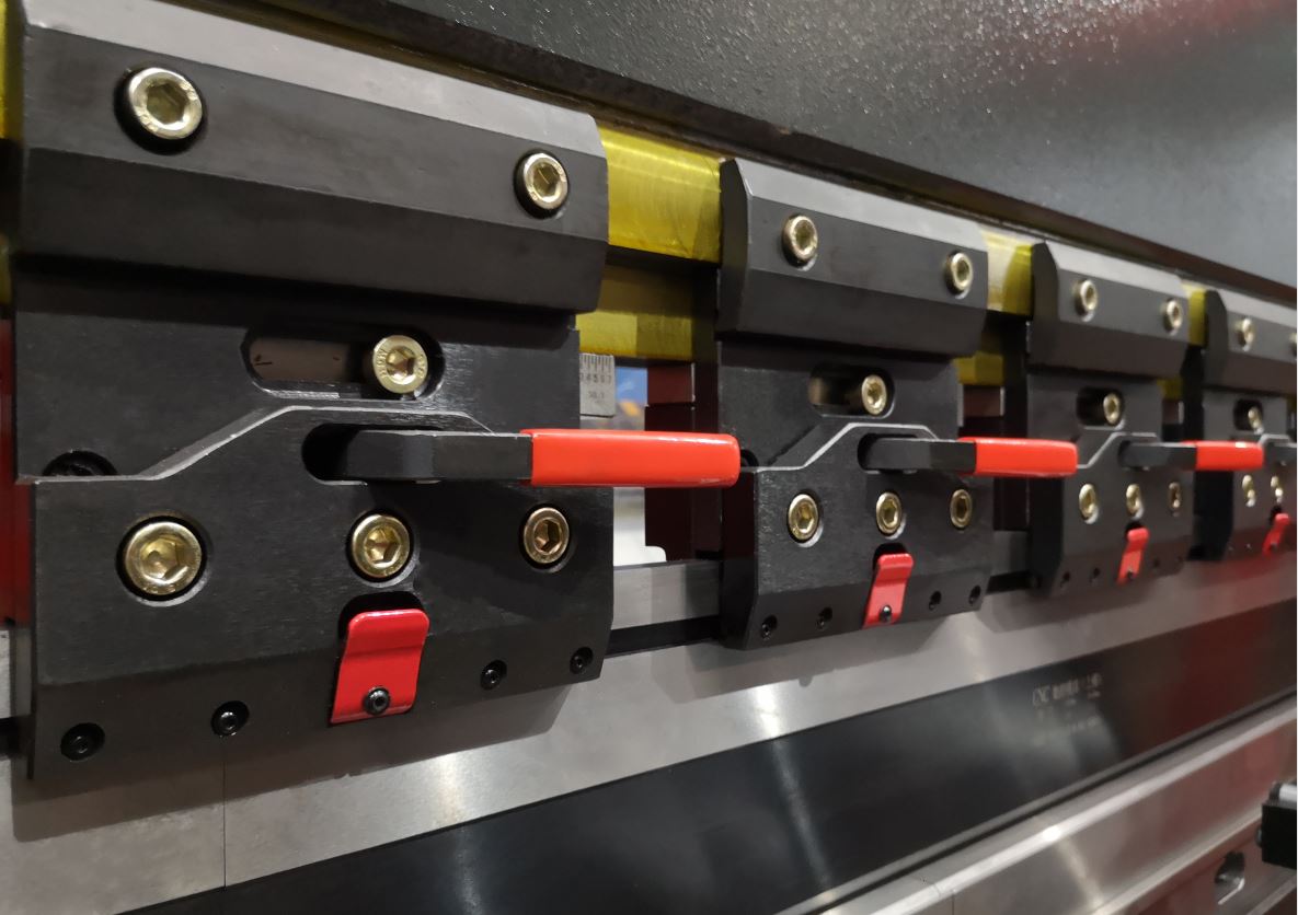 Delem Da66t 125 3+1 4+1 6+1 8+1 Cnc Hydraulic Press Brake For Metal Plate Bending Delem Da66t 125 3+1 4+1 6+1 8+1 Cnc hidraulinis presavimo stabdys, skirtas metalo plokštės lenkimui