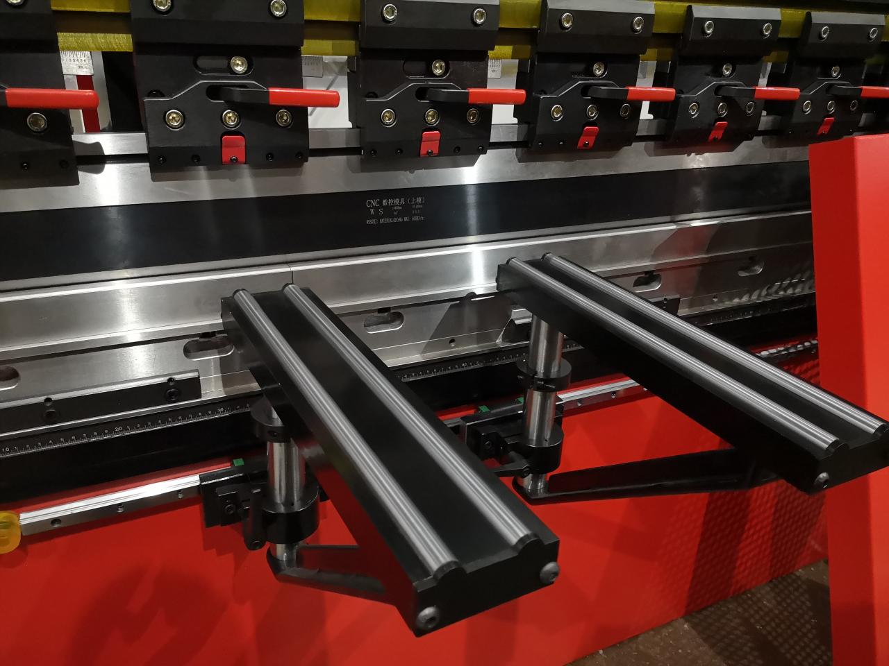 Delem Da66t 125 3+1 4+1 6+1 8+1 Cnc Hydraulic Press Brake For Metal Plate Bending Delem Da66t 125 3+1 4+1 6+1 8+1 Cnc hidraulinis presavimo stabdys, skirtas metalo plokštės lenkimui