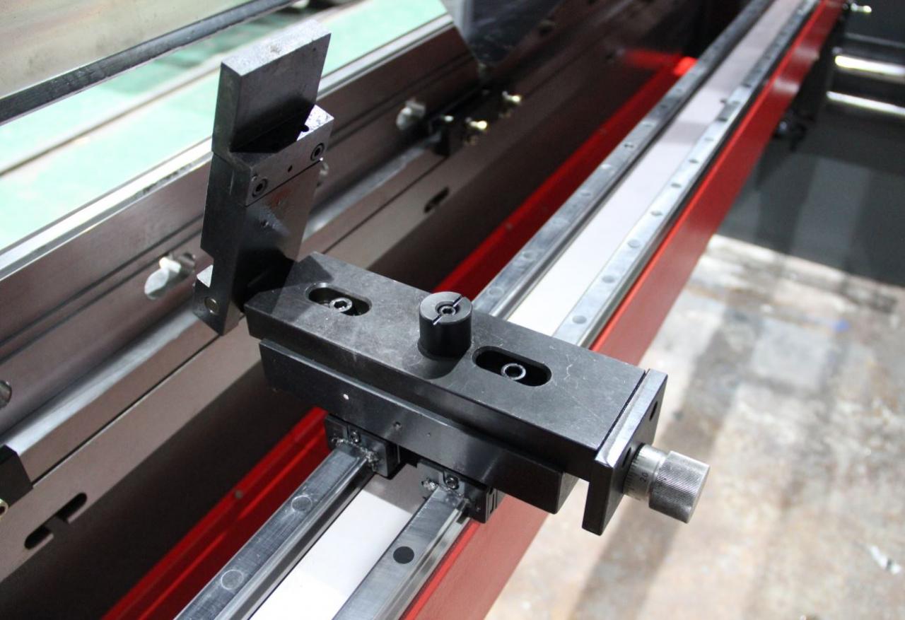 Delem Da66t 125 3+1 4+1 6+1 8+1 Cnc Hydraulic Press Brake For Metal Plate Bending Delem Da66t 125 3+1 4+1 6+1 8+1 Cnc hidraulinis presavimo stabdys, skirtas metalo plokštės lenkimui