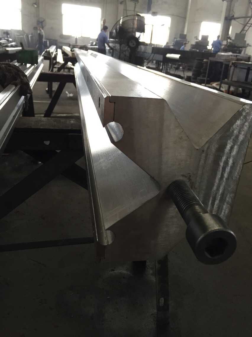 Visiškai automatinė didelės galios lakštų lenkimo mašina ir CNC presavimo stabdžių mašina