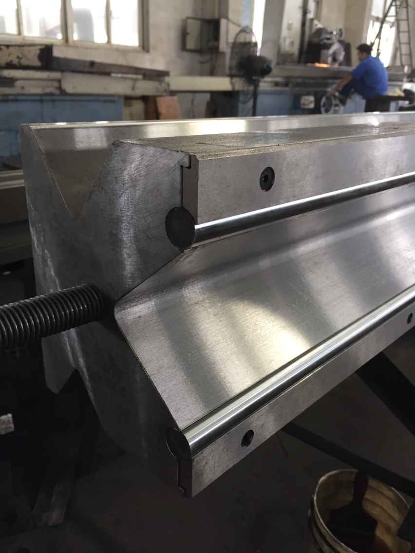 Visiškai automatinė didelės galios lakštų lenkimo mašina ir CNC presavimo stabdžių mašina