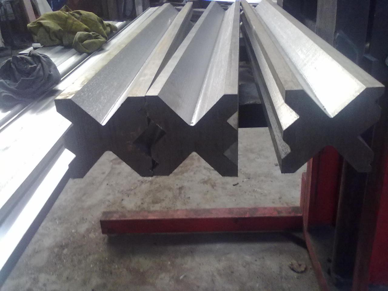 Visiškai automatinė didelės galios lakštų lenkimo mašina ir CNC presavimo stabdžių mašina