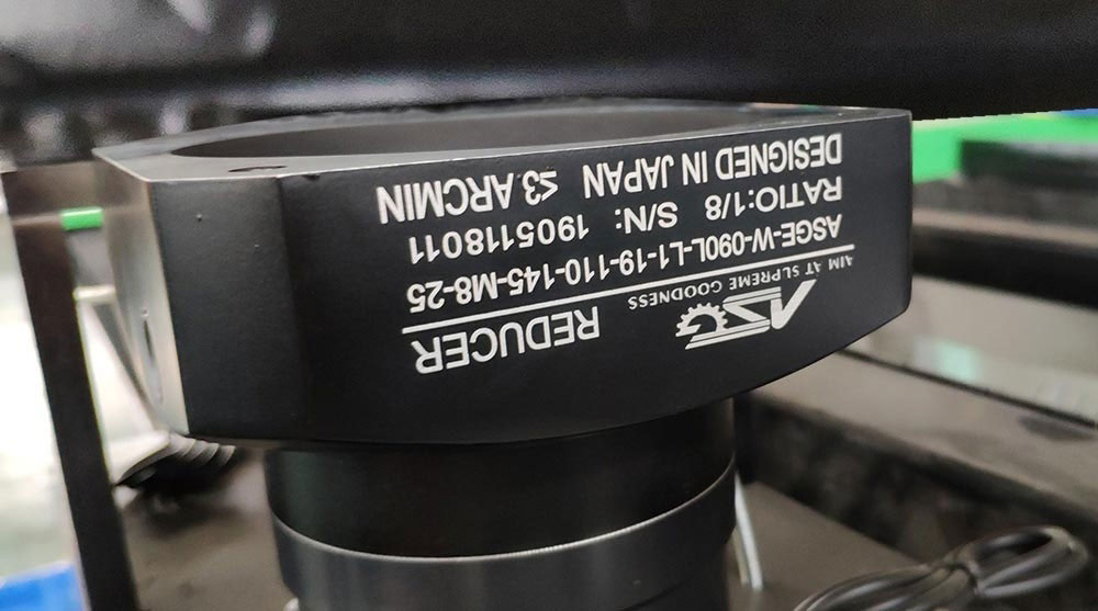 Didelio tikslumo 1000 W pluošto lazerinio pjovimo staklės kaina