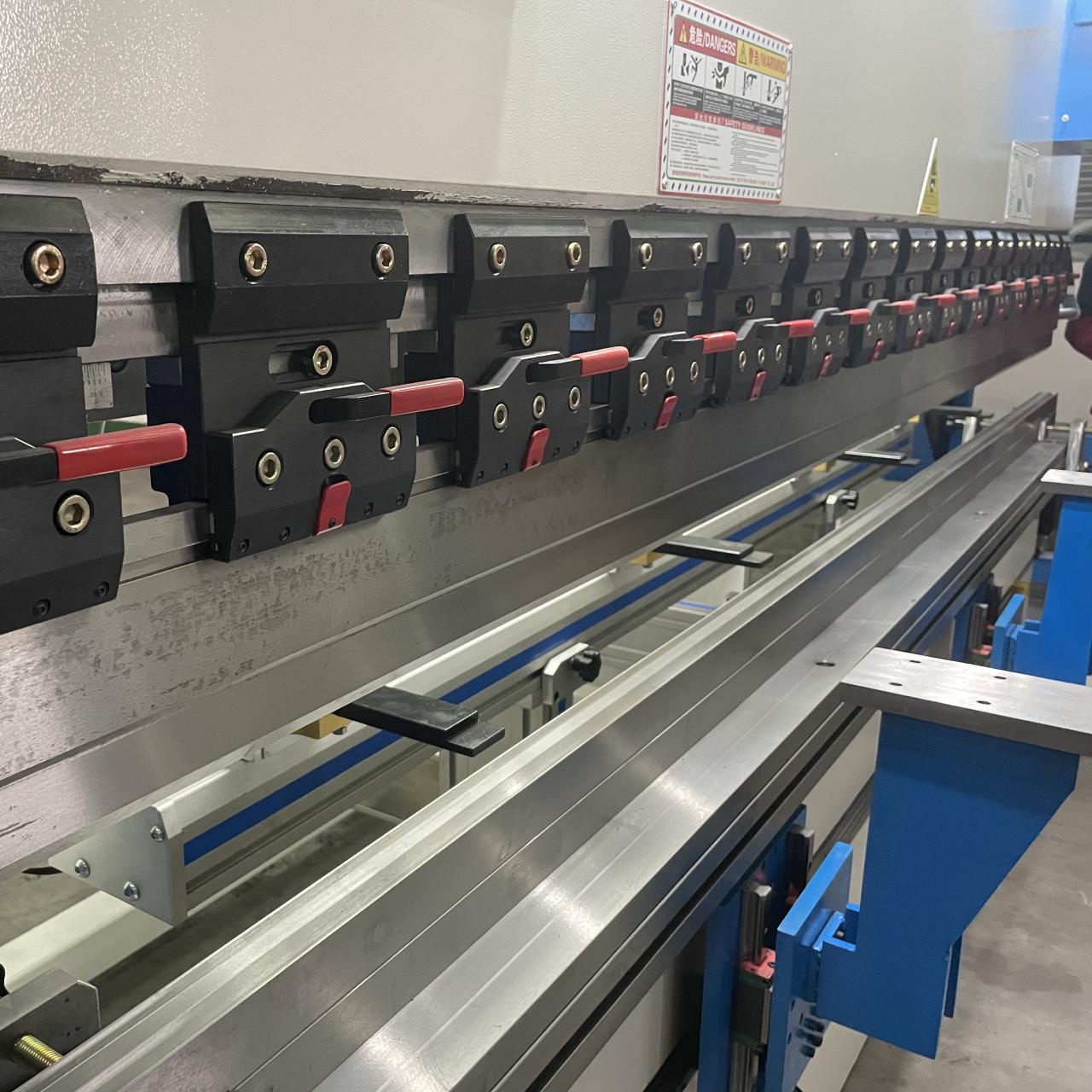 High Quality 3m Press Brake Machine Hydraulic 100 Ton For Sheet Metal Bending Aukštos kokybės 3 m presavimo stabdžių mašina, hidraulinė 100 tonų lakštų lenkimui