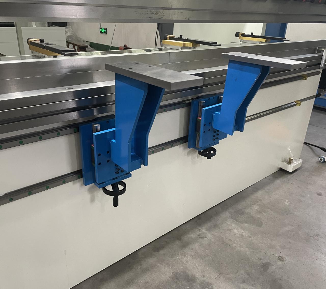 High Quality 3m Press Brake Machine Hydraulic 100 Ton For Sheet Metal Bending Aukštos kokybės 3 m presavimo stabdžių mašina, hidraulinė 100 tonų lakštų lenkimui