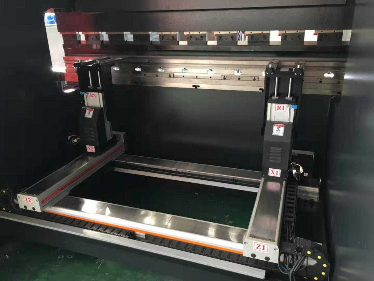 Hydraulic Stainless Steel Wc67y/k-300/6000 Mould Crowning Press Brake Hidraulinis nerūdijančio plieno Wc67y/k-300/6000 formos karūnavimo preso stabdys