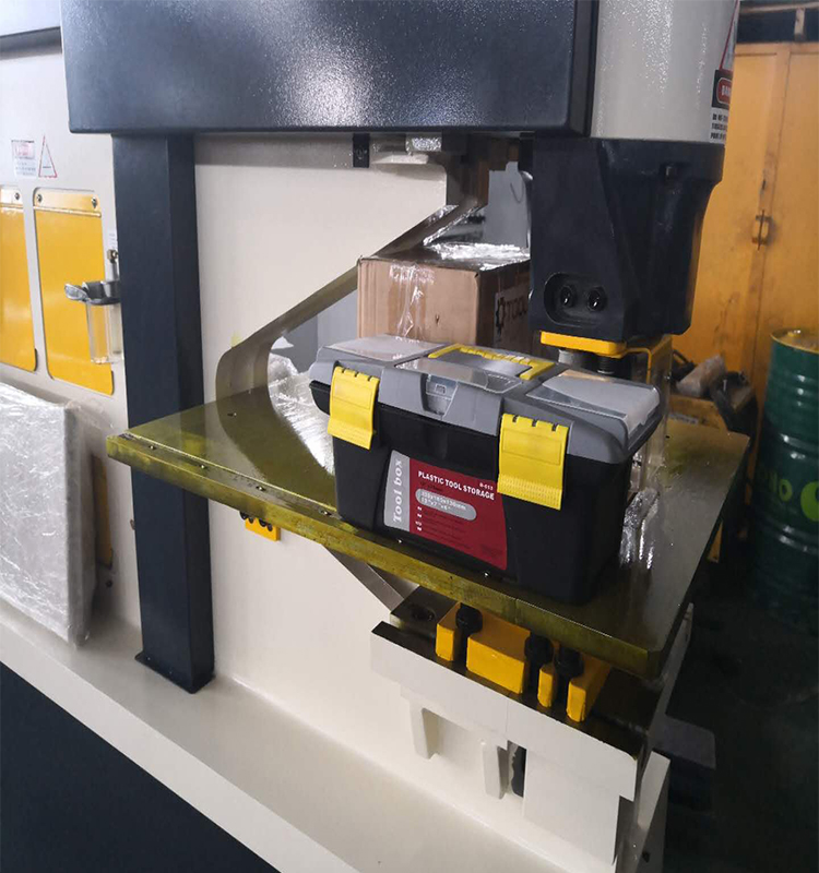 Metal Cutting Hydraulic Steelworkers Machine For Punching Cropping Notching Cutting Metalo pjovimo hidraulinė plieno apdirbimo mašina, skirta perforavimui, apkarpymui, įpjovimui