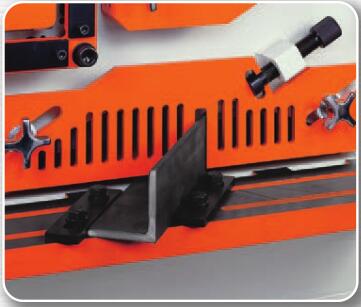 Metalo hidraulinė „IronWorker“ perforavimo ir kirpimo mašina