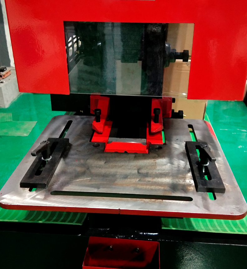 Q35y Series Hydraulic Ironworker Shearing And Punching Machine Q35y serijos hidraulinė geležies apdirbimo kirpimo ir perforavimo mašina