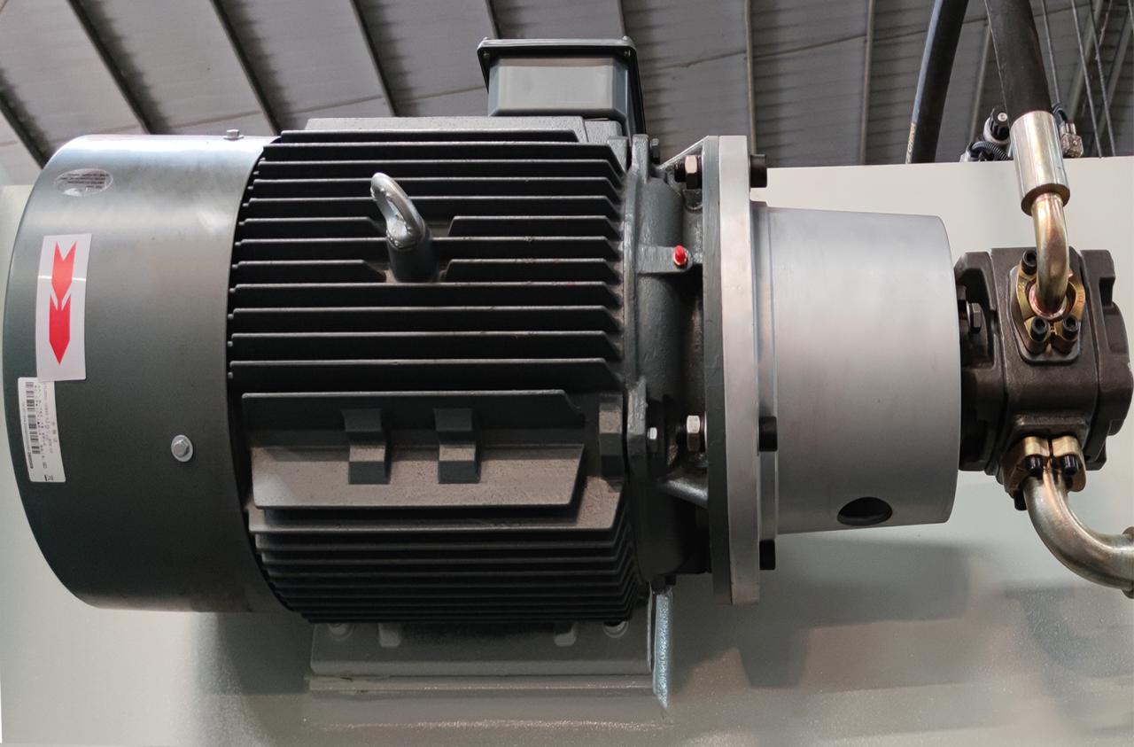 Qc11k hidraulinė kirpimo mašina ir giljotininė kirpimo mašina lakštiniam metalui pjaustyti